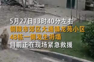 哈登反向勾手打进违例两分球 球在篮板后面磕了几下又弹回去了